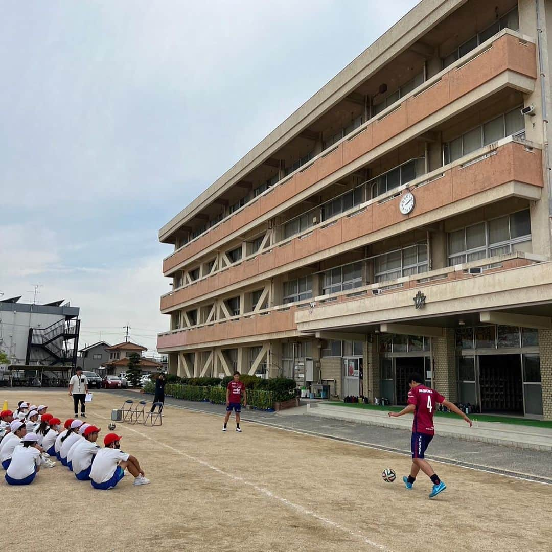 濱田水輝さんのインスタグラム写真 - (濱田水輝Instagram)「平福小学校の6年生たちと交流してきました😊  この日は全力で鬼ごっこをした後に、「サッカーを通して学んだことは何ですか？」という生徒さんからの質問に対して、  僕なりに考える「頑張る」ことの大切さを伝えてきました！  平福小学校の皆さんありがとうございました😊  #小学校訪問 #ファジアーノ岡山 #濱田水輝 #子どもたちに夢を」6月23日 16時02分 - mizuki__hamada