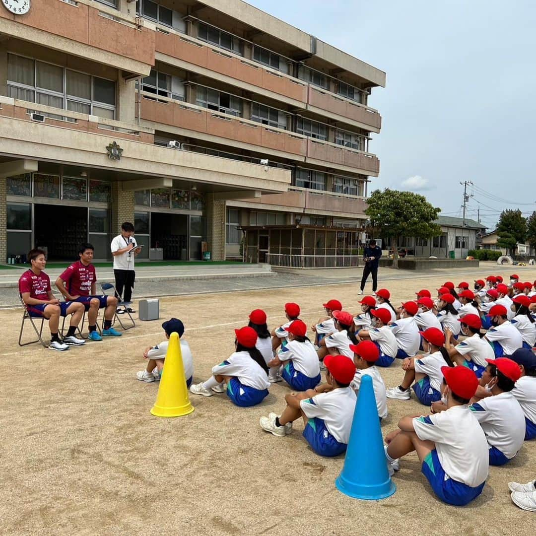 濱田水輝のインスタグラム：「平福小学校の6年生たちと交流してきました😊  この日は全力で鬼ごっこをした後に、「サッカーを通して学んだことは何ですか？」という生徒さんからの質問に対して、  僕なりに考える「頑張る」ことの大切さを伝えてきました！  平福小学校の皆さんありがとうございました😊  #小学校訪問 #ファジアーノ岡山 #濱田水輝 #子どもたちに夢を」