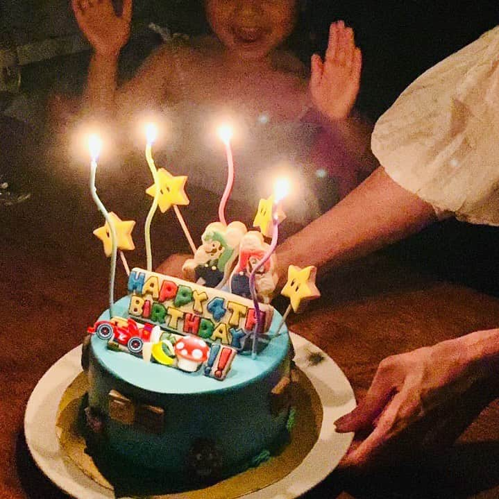 小濱なつきのインスタグラム：「Happy Birthday T !!!!  4歳になった🎊  可愛い愛しい面白い、 もうしっかり会話も成り立って もはや友達のような存在。  今年はマリオのケーキがいいとのリクエスト🎂 素敵なケーキを作ってもらいました🏰🍄  #birthday  #birthdaycake  #supermario  #0620 #おめでとう」