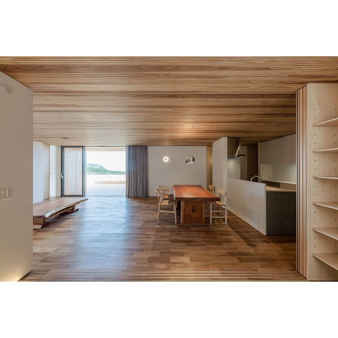 有限会社 稲葉製材住宅のインスタグラム：「【外と繋がりのある窓】 眺望のいい立地で窓枠が極力見えないようにデザインしてあります。 そうする事で外と繋がりのあるような雰囲気に仕上がっています。  床板：オーク 天井：スリット小国杉（特注） 建具：造作（シナ） 巾木：アルミ チェア：J39/CH24  #新築#リビング#モダン#ナチュラル#おしゃれ#かっこいい#自然と繋がった家#木のある暮らし#木の家#自然素材#家づくり#マイホーム計画 #楽しい暮らし#自然と暮らす#暮らし#家#施工事例#注文住宅#戸建て#熊本#玉名#山鹿#工務店#ハウスメーカー#稲葉製材住宅#イナバ#イナバの家#sdgs  〜〜〜〜〜〜〜〜〜〜〜〜〜〜〜〜〜〜  【熊本の暮らしに寄り添った工務店】 熊本県北を中心に新築、リノベーションを手掛ける工務店です。 家を建てることがゴールではなく、家を建てたあとの暮らしにフォーカス。 一人ひとりが楽しい暮らしを送れる家をご提案することが重要だと考えます。 素材にもこだわり、県産材を使用したりと人と自然に配慮した熊本らしい家づくりをご提案します。」