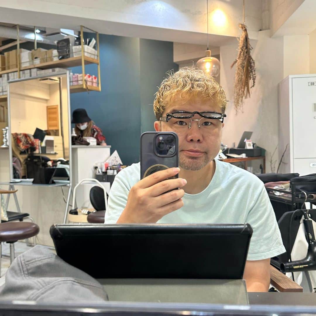 西寺郷太のインスタグラム：「新しいメガネは @heads.tokyo @toshimi_watanabe 渡辺俊美さんと @mr_casanova_eyewear @the_sessions_nagoya 名古屋のケイスケくんとのコラボレーション！その名も CYBORG 。  度の入ったメガネでありつつ、近い文字を見るときは持ち上げられるという今の自分にピッタリなナイスなシナモノ。やったぜ！名古屋からさっき届きました。ありがとう！  そしてライブ前、恒例の散髪しました。」