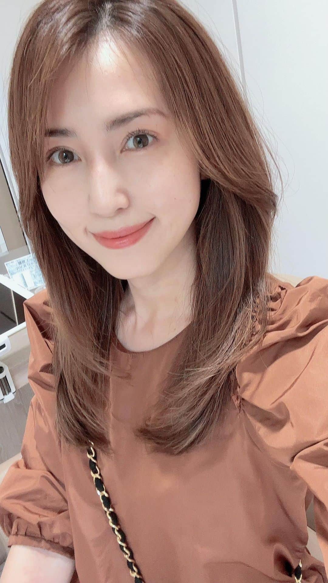有村実樹のインスタグラム：「💇‍♀️ ヘアカット。 ⁡ 久しぶりに、顔周りにしっかり目にレイヤーを入れました。 ⁡ ゆる巻きの仕上がりがこんな感じで、もう少しきっちり巻いたらまた雰囲気変わりそう。 ⁡ ⁡ レイヤーが2段になってしまうとウルフになって昔っぽくなるので、なだらかにレイヤーを入れるのが大事らしい。 ⁡ 大人って一歩間違うと簡単に古見えするから、流行りに乗ったり新しい仕上がりを目指す時には微調整がすごく大事だなぁと感じます。 ⁡ ⁡ 担当してくださったのは、いつも頼りにしている冬木さん(  @shinichi.fuyuki ) ありがとうございました😊 ⁡ ⁡ ⁡ ⁡ #スキンケア #美容 #美容好きな人と繋がりたい #メイク #コスメ #コスメ好きさんと繋がりたい #美容研究家 #植物療法士 #有村実樹 #ヘアカット #レイヤーカット #suitokyo」