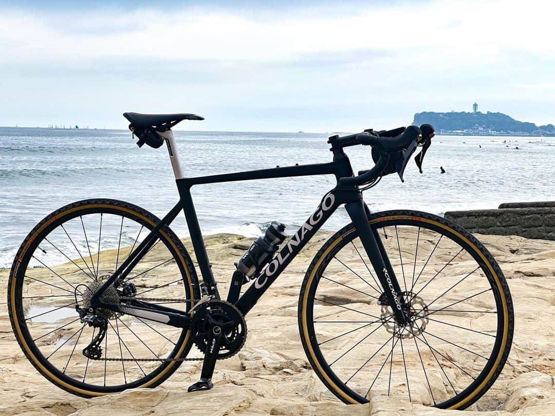 別府史之のインスタグラム：「This is my new bike. I can challenge on dirt roads with Colnago G3X gravel bike. It is full of new discoveries. #colnago #G3X #Gravel #cycling #inamuragasaki #enoshima」