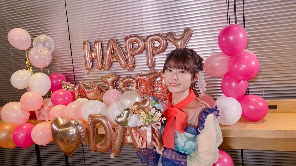 竹達彩奈のインスタグラム：「ハッピーバースデー！ お誕生日を迎えました🎂 今年もお祝いしていただきとっても幸せいっぱいです！ ありがとうございます✨」