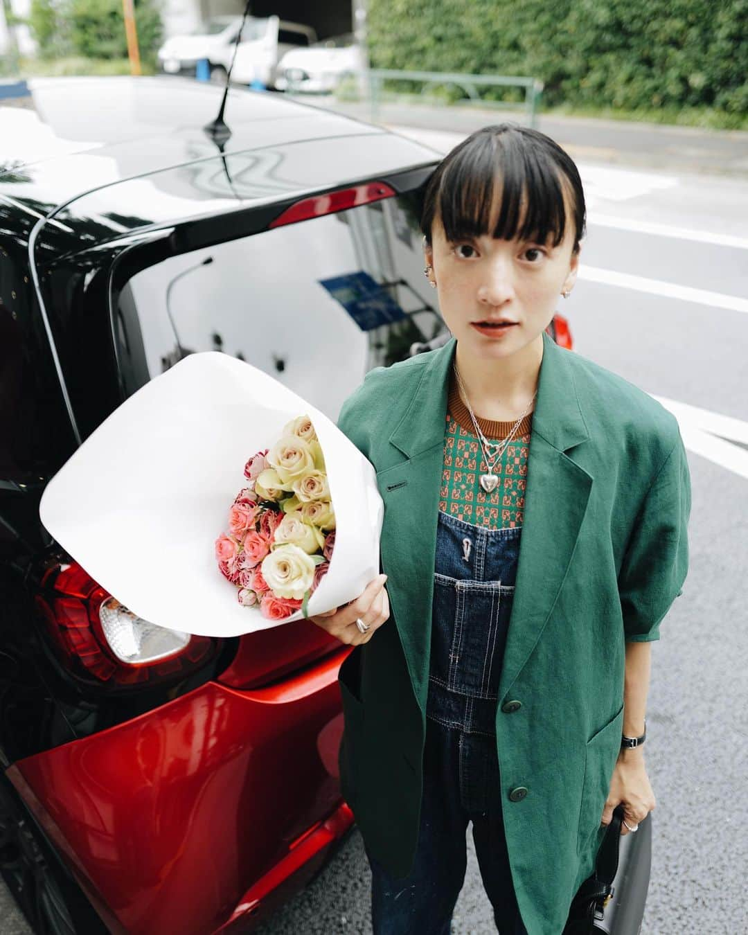 高山都さんのインスタグラム写真 - (高山都Instagram)「オーバーオールは一年中大好きな服なんだけど、今日はそこに色と柄で遊びを入れてみた。 @caban.jp で買ったアメスリのニットタンクわたしにはすこし冒険だったから、まずはオーバーオールのインナーにして。柄と慣れていこう。  knit tank  @caban.jp  overall @chimala_nyc  jacket @sayakadavis  necklace @chigo_official  bag @jilsander  shoes @chanelofficial  #都ふく 色が強くても、靴やバッグ、腕時計のベルトを黒にしたら落ち着く。」6月23日 16時35分 - miyare38