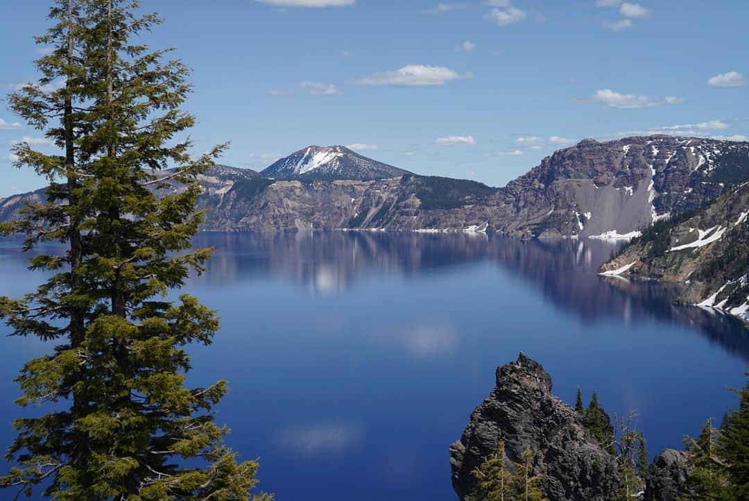 大橋菜央のインスタグラム：「Crater lake💙 . . 新しい体験とまだ見ぬ景色を求めて RV旅の始まりはじまり . 写真はアメリカでは最も深い湖のクレイターレイク 7500年以上前に噴火で山の上部が吹き飛び出来た巨大な穴に 長い年月をかけて雨や雪解け水が溜まってできたそう . 目で見る吸い込まれそうなクレイターレイクブルーは 写真ではなかなか伝えきれないけどお気に入りの1枚を🫶 . . . #クレイターレイク #クレイターレイクブルー  #君の名は  #craterlake #craterlakenationalpark #craterlakeblue  #naoliving_travel」