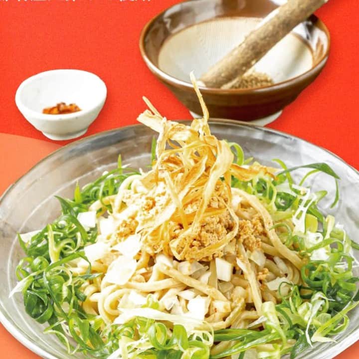 祇園麺処 むらじのインスタグラム：「<<seasonal menu >> Finally, a seasonal menu ”Dan Dan noodle”, a noodle with sauce made from sesame paste and chili oil is available!   Grind the sesame seeds with a mortar.   Mix the noodles and sesame seeds together.   Make them taste better by sprinkle ”shichimi" chili pepper as you like.  <<季節限定メニュー＞＞  みなさま、お待たせいたしました！  冷やし担々麺がついに登場です！👏  ぴり辛鶏そぼろと胡麻の甘味が最高のハーモニーを奏でます😍  #ramen  #kyotoramen  #muraji  #kyotolunch  #kyotonoodles  #麺処むらじ  #京都ラーメン  #京都グルメ  #京都ランチ  #関西ラーメン  #関西グルメ  #新店美食 #ラーメン部」