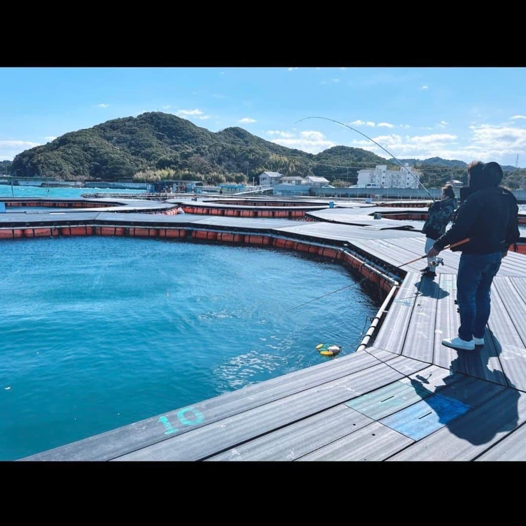 渕上万莉 さんのインスタグラム写真 - (渕上万莉 Instagram)「WESTMARINEから夏休み🌴 釣りのお誘い🎣☀️  2023.7.23(日) 和歌山県白浜町 カタタの釣り堀🎣  今回は初めての週末です♨️ 新設された円形筏を3基ととれとれ市場のBBQ施設の一部を貸切りました🍺✨  釣って食べて飲もうぜーー😆🔥☀️  ■スケジュール  ・受付 6:30 ・釣り時間　7:00〜12:00 ・BBQ 13:00〜14:30 ・懇親会&表彰式　15:00〜16:00  ■募集最大24名 1枡8名✖️3  西田、渕上は皆さんのタモ入れや初心者さんのサポートに周ります😎🫶🏾  ■料金 16000円　BBQ食材込み 女性、子供一律同料金。  ■レンタルタックル有り（1,550円） ■捌きサービス有り　（有料） ■放流魚 マダイ、シマアジ、カンパチ、ヒラマサ、イシダイ等  ■受付開始 6/25(日) 朝10:00〜 電話受付📞にて先着。  ご予約電話：0739-43-6990（繋がらない時：090-2386-3716）  🏆WESTMARINE杯🏆 お馴染みの儀式 【要らないプレゼント🎁交換】  参加者は必ず 家にある要らない物を一つ持参してください‼️ これ、参加者の絶対条件👆🏽  それを皆んなでプレゼント交換します💁🏽‍♀️❤️  【過去のプレゼントシリーズ】 ・たまごっち ・パチンコ海物語のマグカップ ・キン消し ・ミラーボール  など…。  ※生物、不衛生なもの高価すぎるプレゼントは禁止です🙅‍♀️  自分は要らないものでも 人にとっては宝物になるかも😂😂⁉️  もちろん私たちも用意します💪🏽✨  そして参加者全員に WESTMARINE、FUCHIBITEより 参加賞🎁  その他景品として ・カタタの釣り堀 ・WESTMARINE ・FUCHIBITE から豪華アイテムをご用意🏆  2枚目以降は去年、同じように釣りとBBQした時の写真です📸🍹  他釣り堀のことでわからないことがあったらカタタさんにお電話で聞いてみてね📱✨  #カタタの釣り堀 #南紀白浜 #海上釣り堀 #釣り堀 #とれとれ市場 #釣りイベント #釣り好きな人と繋がりたい  #westmarine  #fuchibite  #にっしゃん #フッチー #渕上万莉」6月23日 16時31分 - mari_fuchigami