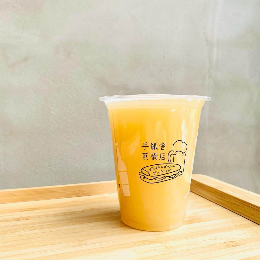 手紙社のインスタグラム：「【手紙舎 前橋店】 ビアスタンドではついに！ クラフトビールのテイクアウトが始まりました！ テイクアウト開始を記念し手紙舎アプリにて、クラフトビール100円オフクーポンを配布しております！ カップでのテイクアウトはもちろん、500mlペットボトル、グラウラーでの量り売りもおこなっております。キャンプやBBQ、パーティーに冷たいクラフトビールはいかがでしょうか！ 店頭にてグラウラーの販売もしておりますのでぜひご利用ください。  ◎イラストとビールとサンドイッチ 手紙舎 前橋店 住所：群馬県前橋市千代田町2丁目10-2 comm 1F・B1F 営業時間：1F）ビアスタンド 11:00～20:00（19:30LO） 　　　　　B1F）雑貨店　　  11:00～18:30 定休日：月・火 ＊祝日は営業（翌日振替休） 問い合わせ：027-212-8183  2023.6.23  #手紙社#手紙舎#手紙舎前橋店#イラストとビールとサンドイッチ#クラフトビール#前橋#前橋カフェ#前橋ビアスタンド#前橋ビール#テイクアウト#グラウラー#ビールの量り売り」