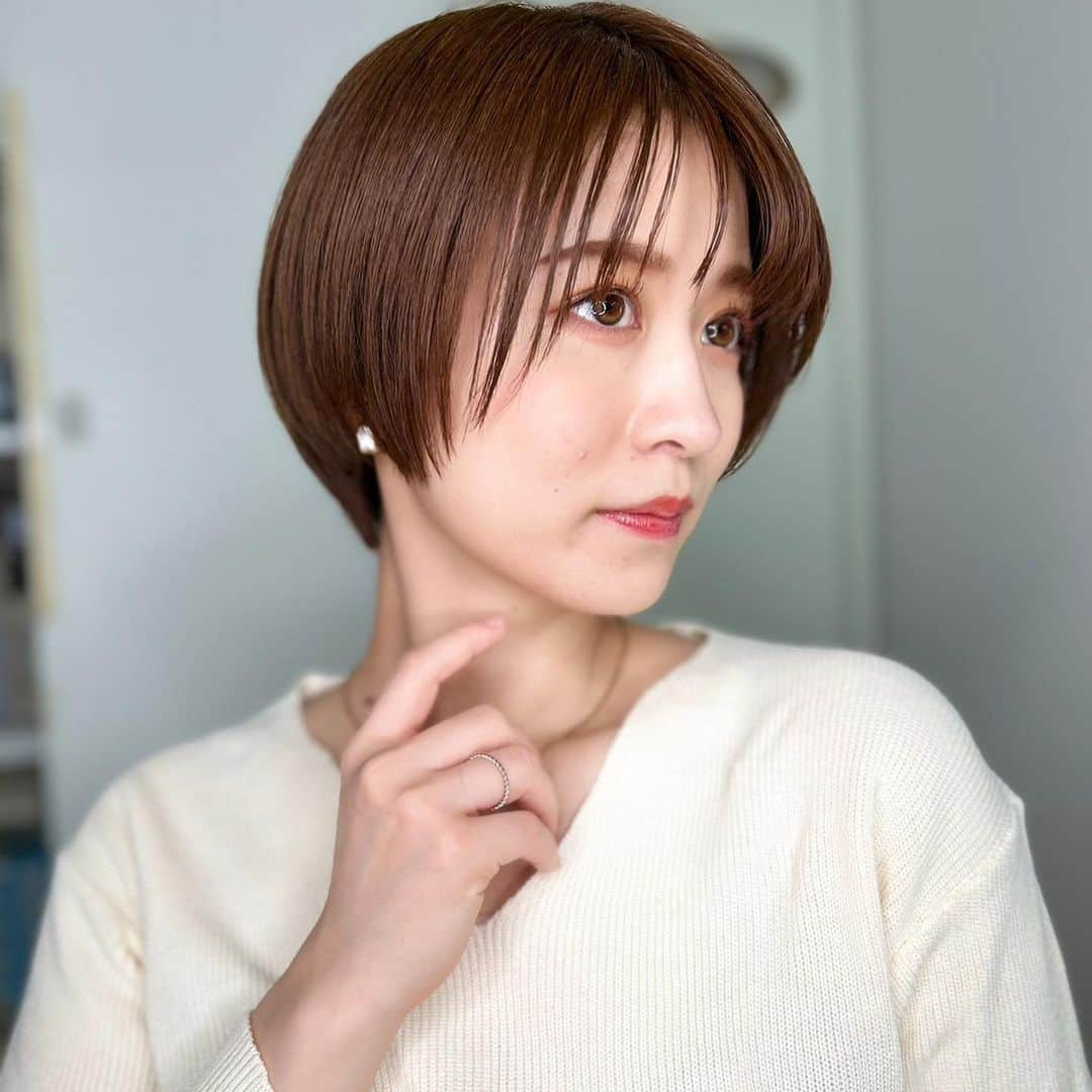 浦和の美容室、美容院｜COVER HAIRカバーヘアーさんのインスタグラム写真 - (浦和の美容室、美容院｜COVER HAIRカバーヘアーInstagram)「. 見て頂きありがとうございます💕 来ていただいたお客様を綺麗にしたい一心で、なりたいデザインにお手伝いさせていただいております✂ . 美容師選びどうやって選んでますか？😳 値段？？なんとなく？？近いから？？ どれも間違えてないと思います！ . . 声を大にして言いたいこと！！ ヘアスタイルで人生は変わります🥺💕 自分に自信がついて、周りに褒められて 仕事や学校で上手くいく、そして笑顔になれるお客様を沢山見させていただきました☺️✂ . 【悩んでる方へ】 ・ボブやショートボブが得意です◎ ・家でもできるスタイリング方法お伝えします◎ ・可愛くします◎ ・広がりを収めます◎ . 【カット】 自分で再現できるカットをしています！ 乾かすだけでもまとまる可愛い💕 お家でスタイリングしやすいを心がけています！ . . @coverhair_official @coverhair_recruit @lupin_1969  . . #美容師 #美容室 #ボブ #ショート #ショートボブ #埼玉 #ショートヘア #切りっぱなしボブ #ボブヘアー #大人ショート #前下がりショート #30代ヘアスタイル #耳掛けショート #埼玉美容室 #ハンサムショート女子 #20代ヘアスタイル #結べるボブ #ボブショート #埼玉美容師 #ハンサムボブ #大宮ショート #浦和ショート #埼玉ボブ #埼玉ショート #埼玉ショートボブ #大宮ボブ #大宮ショートボブ #浦和ボブ #川口ショート #川口ボブ」7月4日 19時00分 - coverhair