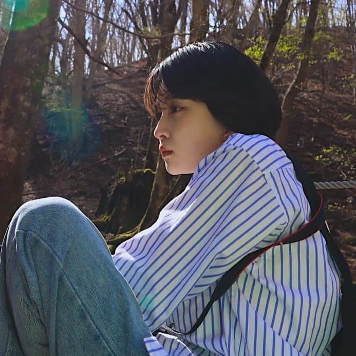 坂本澪香のインスタグラム：「また髪が伸びてきました重くなってきました、メンテしないとなあ、これはマイナスイオンを浴びるわたぴです滝観に行ったのですが滝流れていなかったです、マイナスイオンは満点でした、最高だね #滝  #流れてなかった  #カメラ好き」