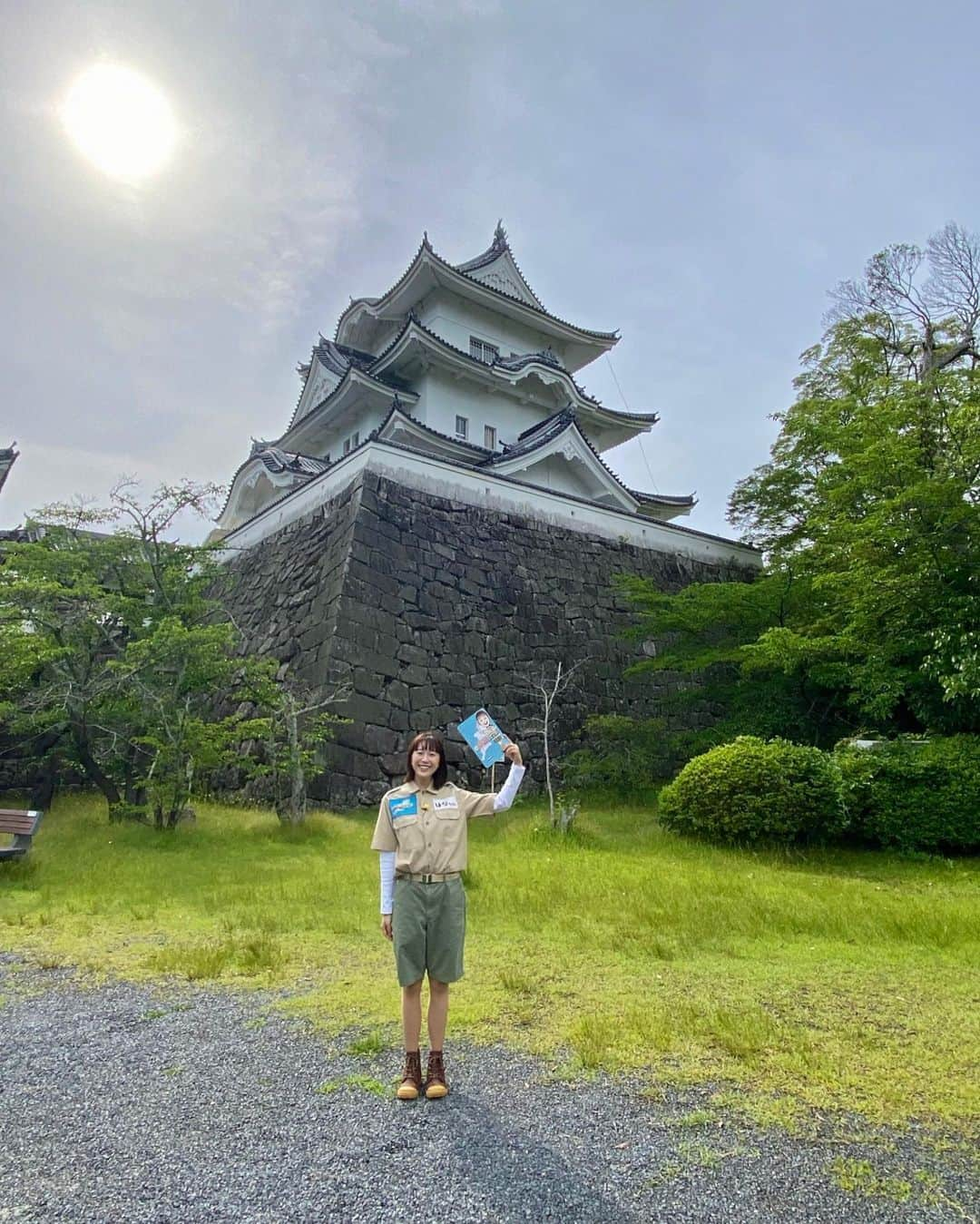 小松﨑花菜のインスタグラム：「#わがマチ撮レジャー 前回は、三重県伊賀市でした🥷  ◻️伊賀上野城 ◻️伊賀白鳳高校 工芸部  部活動で本格的な家具をつくる工芸部の皆さん！ 使う人のことを考えて、 思いやりをたっぷり詰め込んだ家具が沢山あります🪑✨  3年生5人は秋から就職活動が始まるそう。 みんなが将来つくり出すもの、いまから楽しみです☺️  #三重 #伊賀市 #伊賀上野城 #丁稚ようかん #かたやきせんべい #伊賀白鳳高校 #工芸部 #家具づくり」