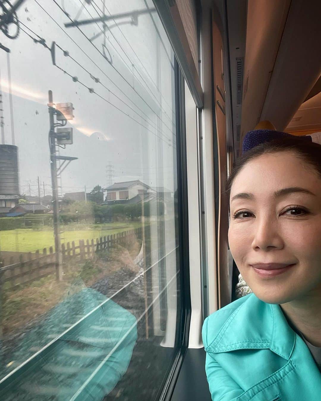 坂村かおるのインスタグラム：「・ 特急リバティに乗って‥ ・ 仕事の後は美魔女のお友達、ともちゃんと北青山の紀ノ国屋でお買い物🎶 ・ ともちゃんのお勧め「アップルパイ」と「贅沢な卵かけトリュフしょうゆ」と「ラー油せんべい」購入😋 ・ ・ ・  いつも「いいね！」を頂きありがとうございます！ 皆さんのコメントに元気を貰っています😊  #クィーンオブ美魔女 #team美魔女 #美ST #坂村かおる #トータルビューティーアドバイザー #美しく老いる #バランス #美容 #コスメ #ファッション #今日のコーデ #トータルバランス #お洒落な人と繋がりたい #コスメ好きな人と繋がりたい #美意識高い人と繋がりたい #美魔女 #美魔女が変わる #アップデートしてる人と繋がりたい #自分らしくアップデート」