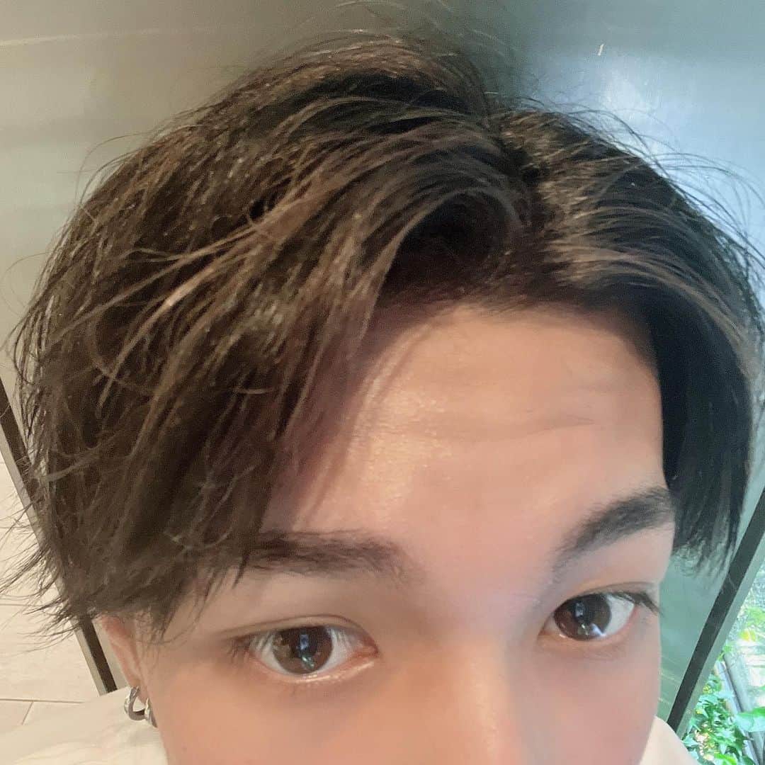 久保田燦のインスタグラム：「亮さんにイケメンにしてもらいました😘 髪色最高にかわちい‪🫶🏻  @ryo.sako_youres  @youres.hair.official」