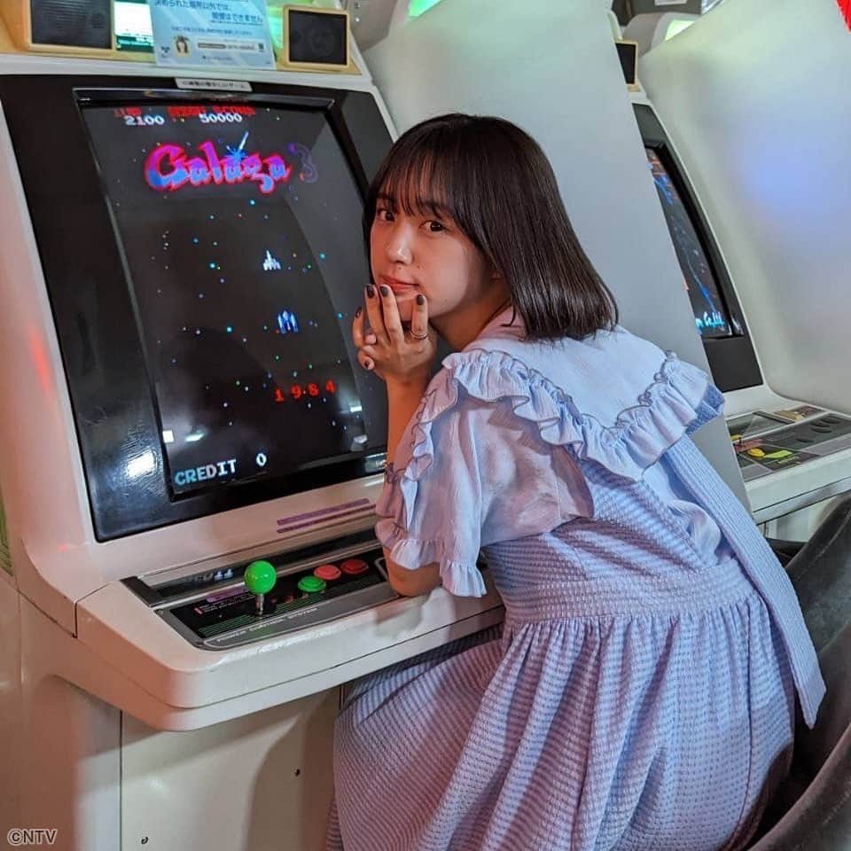 ズームイン!!サタデーのインスタグラム：「レトロゲーム機✖︎令和衣装🟰タイムスリップ⁉️  #ズムサタわくわく ロケでの1コマ🎞️ #なえなの #令和の怪物 #ニュー新橋ビル #レトロ #ズムサタ 👉🏻💫」