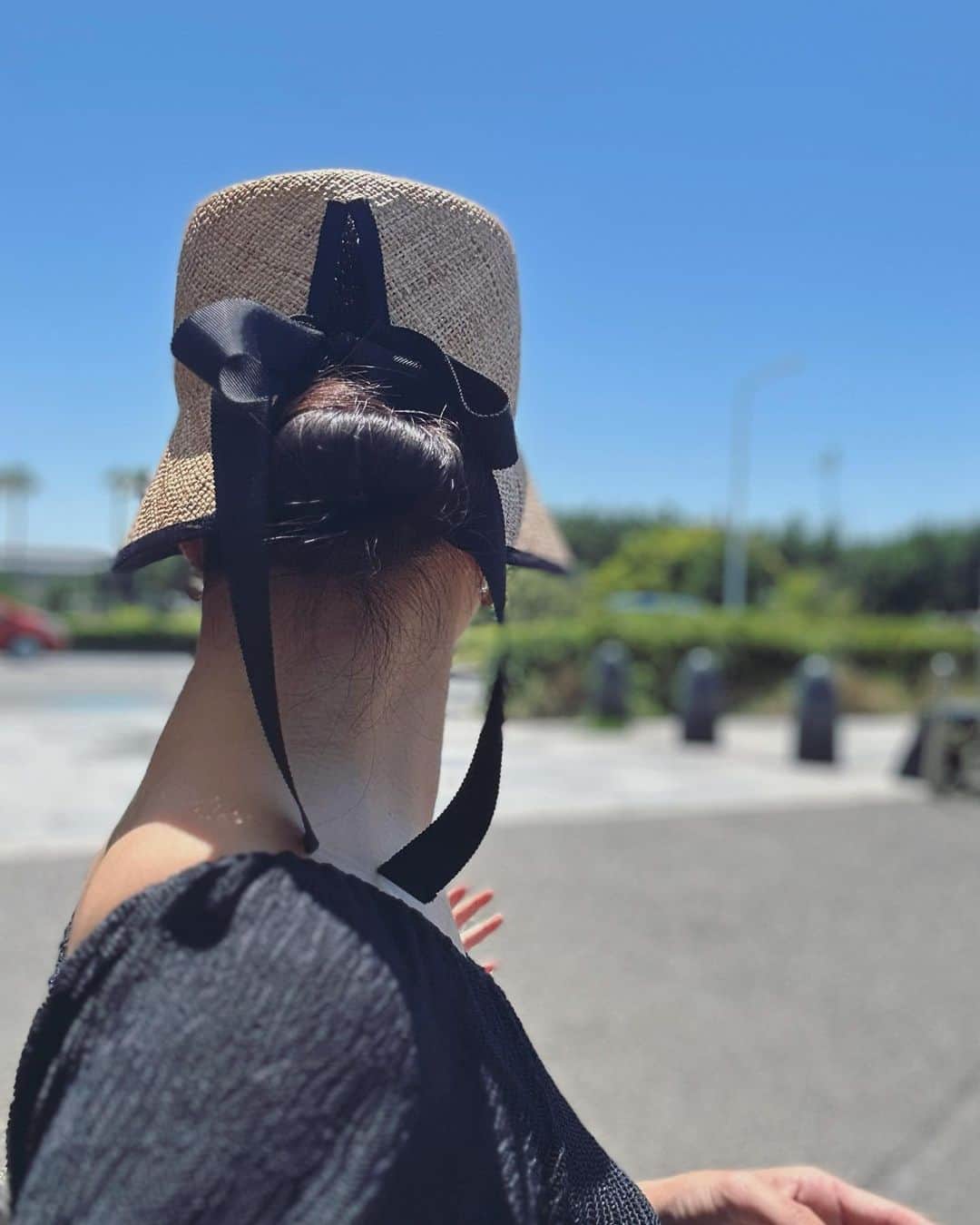 鈴木六夏さんのインスタグラム写真 - (鈴木六夏Instagram)「年々、帽子は欠かせない存在に。  人混みや、電車の中なんかでも 大袈裟にならず。  お団子人間の私がどーしても欲しいっと思った後ろスリット。  後ろ姿、に良いサイズ！のリボン。  ハチが大きめで帽子のサイズが難しい方にも、かなり広がって、リボンでキュッと絞められる。  EVERYDAY DRESS stripeと共に 今夜21:00 発売です🤓🎀」6月23日 16時40分 - rikuka.62