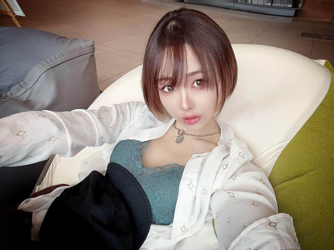 akane...のインスタグラム：「美容室行ってきたなり✨」