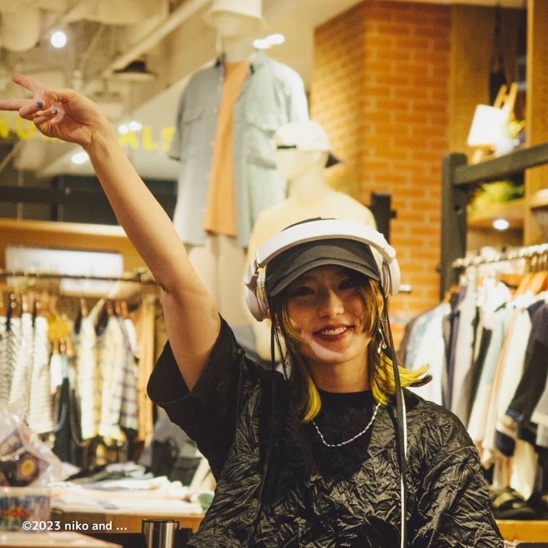 niko and ...さんのインスタグラム写真 - (niko and ...Instagram)「.  🏮niko and ... ASIAN MARKET🏮 _______________________________   6月22日(Thu)に開催した 『ニコの夜市』のイベントスナップ✨  📍niko and ... TOKYO _______________________________  ニコアンドがアジアの夜市に変身⁉️ アジア旅行気分が味わえる ASIAN MARKETの前夜祭『ニコの夜市』のスナップです✨  🎵DJブース🎵 @yonyon.j  @yanggao_ngy   当日はたくさんのお客様にご来場いただき 誠にありがとうございました❤️  本日より『ASIAN MARKET』スタートしておりますので ぜひ期間中にお立ち寄りくださいませ🎵 _______________________________  #nikoand #ニコアンド #であうにあう #styleeditorialbrand #uni9uesense #ニコの夜市 #ニコアンドのアジアンマーケット #DJイベント #YonYon  #MOOLA」6月23日 16時46分 - nikoand_official