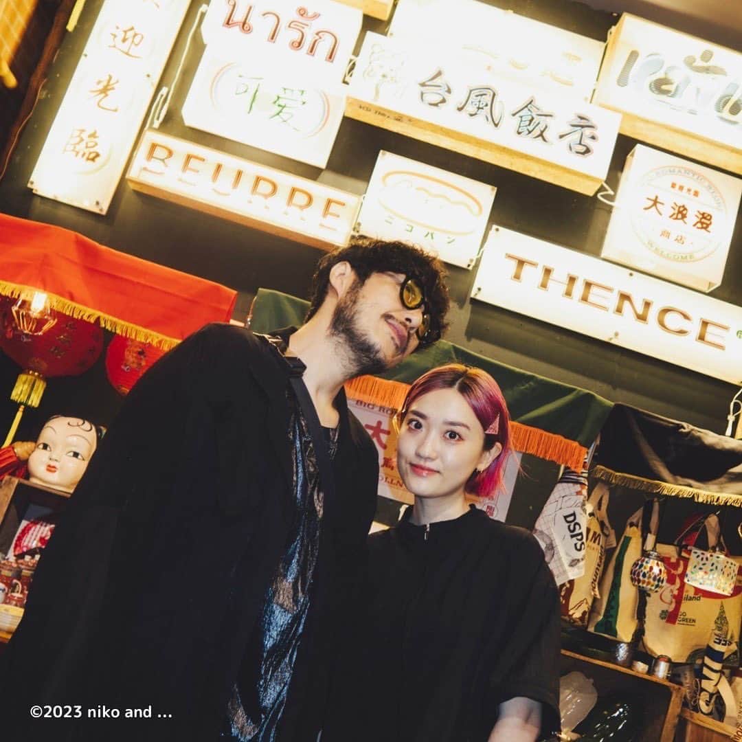 niko and ...さんのインスタグラム写真 - (niko and ...Instagram)「.  🏮niko and ... ASIAN MARKET🏮 _______________________________   6月22日(Thu)に開催した 『ニコの夜市』のイベントスナップ✨  📍niko and ... TOKYO _______________________________  ニコアンドがアジアの夜市に変身⁉️ アジア旅行気分が味わえる ASIAN MARKETの前夜祭『ニコの夜市』のスナップです✨  🎵DJブース🎵 @yonyon.j  @yanggao_ngy   当日はたくさんのお客様にご来場いただき 誠にありがとうございました❤️  本日より『ASIAN MARKET』スタートしておりますので ぜひ期間中にお立ち寄りくださいませ🎵 _______________________________  #nikoand #ニコアンド #であうにあう #styleeditorialbrand #uni9uesense #ニコの夜市 #ニコアンドのアジアンマーケット #DJイベント #YonYon  #MOOLA」6月23日 16時46分 - nikoand_official