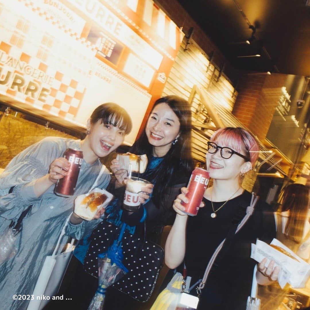 niko and ...さんのインスタグラム写真 - (niko and ...Instagram)「.  🏮niko and ... ASIAN MARKET🏮 _______________________________   6月22日(Thu)に開催した 『ニコの夜市』のイベントスナップ✨  📍niko and ... TOKYO _______________________________  ニコアンドがアジアの夜市に変身⁉️ アジア旅行気分が味わえる ASIAN MARKETの前夜祭『ニコの夜市』のスナップです✨  🎵DJブース🎵 @yonyon.j  @yanggao_ngy   当日はたくさんのお客様にご来場いただき 誠にありがとうございました❤️  本日より『ASIAN MARKET』スタートしておりますので ぜひ期間中にお立ち寄りくださいませ🎵 _______________________________  #nikoand #ニコアンド #であうにあう #styleeditorialbrand #uni9uesense #ニコの夜市 #ニコアンドのアジアンマーケット #DJイベント #YonYon  #MOOLA」6月23日 16時46分 - nikoand_official