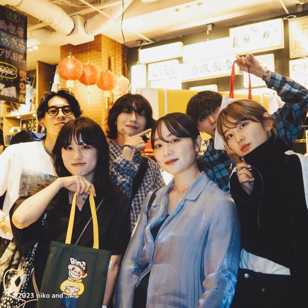 niko and ...さんのインスタグラム写真 - (niko and ...Instagram)「.  🏮niko and ... ASIAN MARKET🏮 _______________________________   6月22日(Thu)に開催した 『ニコの夜市』のイベントスナップ✨  📍niko and ... TOKYO _______________________________  ニコアンドがアジアの夜市に変身⁉️ アジア旅行気分が味わえる ASIAN MARKETの前夜祭『ニコの夜市』のスナップです✨  🎵DJブース🎵 @yonyon.j  @yanggao_ngy   当日はたくさんのお客様にご来場いただき 誠にありがとうございました❤️  本日より『ASIAN MARKET』スタートしておりますので ぜひ期間中にお立ち寄りくださいませ🎵 _______________________________  #nikoand #ニコアンド #であうにあう #styleeditorialbrand #uni9uesense #ニコの夜市 #ニコアンドのアジアンマーケット #DJイベント #YonYon  #MOOLA」6月23日 16時46分 - nikoand_official