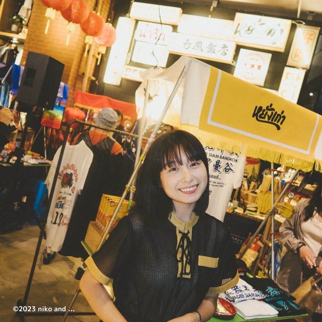 niko and ...さんのインスタグラム写真 - (niko and ...Instagram)「.  🏮niko and ... ASIAN MARKET🏮 _______________________________   6月22日(Thu)に開催した 『ニコの夜市』のイベントスナップ✨  📍niko and ... TOKYO _______________________________  ニコアンドがアジアの夜市に変身⁉️ アジア旅行気分が味わえる ASIAN MARKETの前夜祭『ニコの夜市』のスナップです✨  🎵DJブース🎵 @yonyon.j  @yanggao_ngy   当日はたくさんのお客様にご来場いただき 誠にありがとうございました❤️  本日より『ASIAN MARKET』スタートしておりますので ぜひ期間中にお立ち寄りくださいませ🎵 _______________________________  #nikoand #ニコアンド #であうにあう #styleeditorialbrand #uni9uesense #ニコの夜市 #ニコアンドのアジアンマーケット #DJイベント #YonYon  #MOOLA」6月23日 16時46分 - nikoand_official