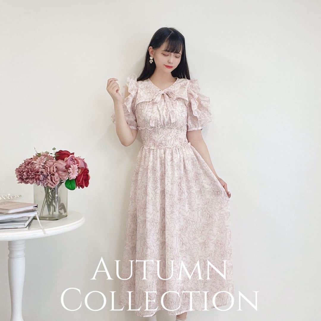 evelyn.coordinateのインスタグラム：「. ‧✧̣̥̇‧┈‧✧̣̥̇‧┈𝒜𝓊𝓉𝓊𝓂𝓃 𝒞ℴ𝓁𝓁ℯ𝒸𝓉𝒾ℴ𝓃┈‧✧̣̥̇‧┈‧✧̣̥̇‧ . 本日よりAutumn Collectionの新作アイテムが展開スタートいたしました🫧🕊 華やかな上品さでお出かけの気分も盛り上がる新作を是非ご堪能ください🩰♡⋆ . #オリジナル花柄op ...¥10.800 オフショルデザインにフリルたっぷりに包まれたレディライクな一枚🥂✨特別な日にもオススメです！ . . .  #evelyn #エブリン #花柄ワンピース #ファッション #コーディネート #今日のコーデ  #フェミニンコーデ #フェミニンファッション#大人ガーリー  #上品コーデ#ファッション #大人可愛いコーデ #大人可愛い#cordinate#ガーリーコーデ #ガーリーファッション#フレンチガーリー #フレンチガーリーコーデ」