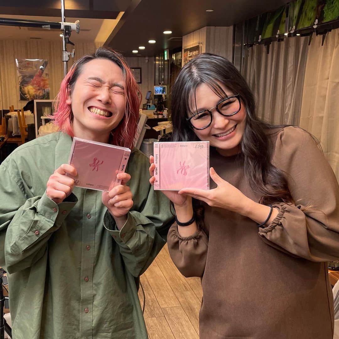 ギャル曽根のインスタグラム：「ちょっと前の写真ですが、、、🥹🫶🏻 koboreの安藤さんと❤️❤️❤️ koboreさんの歌は本当にどれもいい曲ばかりで毎日聴いてます🫶🏻🫶🏻🫶🏻 ふふふ、、、❤️ また大食いご一緒したいなぁ。😂✨✨✨ #kobore #安藤太一さん✨ #有吉ゼミ」