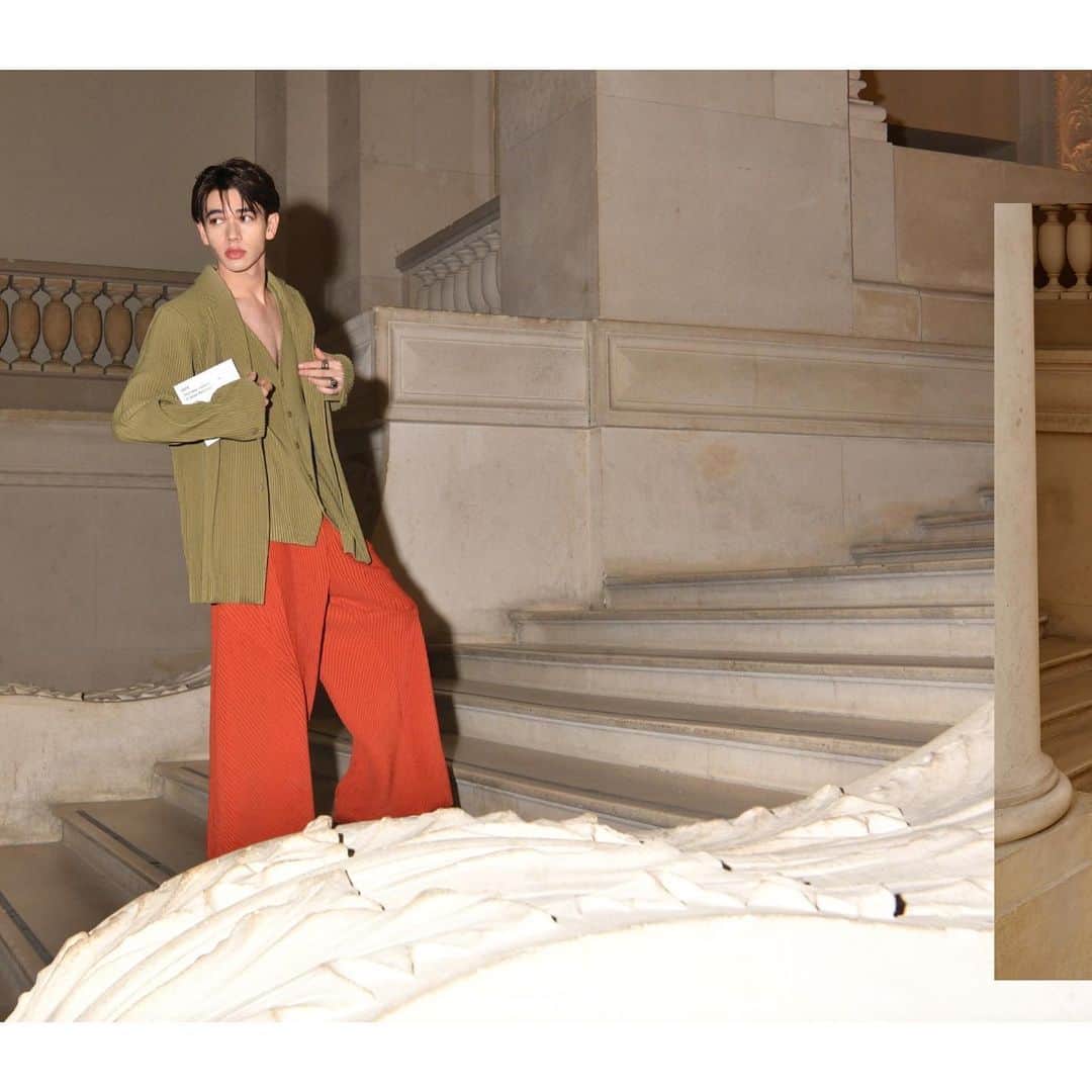 モリアティー慶怜のインスタグラム：「HOME PLISSÉ ISSEY MIYAKE SS24 Paris Fashion Week #whatavibe #parisfashionweek」