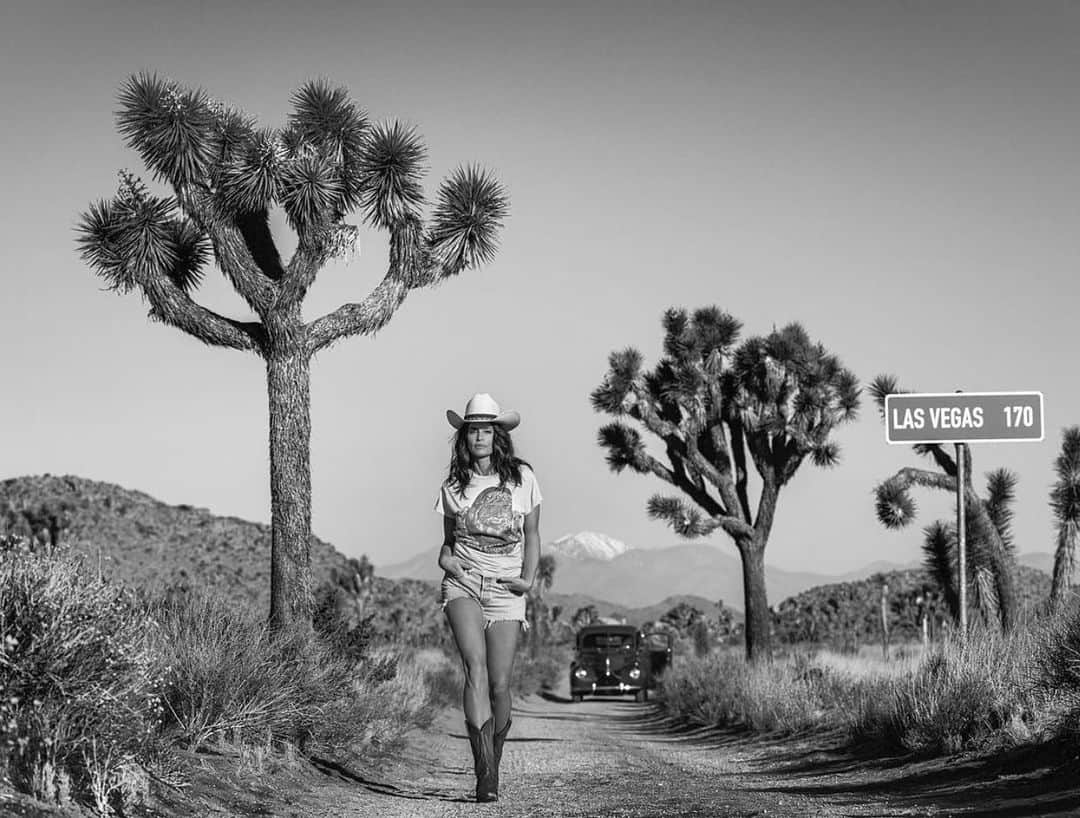 シンディ・クロフォードのインスタグラム：「SIN CITY by @davidyarrow…  Always so special to be part of David’s storytelling. We made our way out to the desert super early in the morning for this shoot - so worth it. Thanks to the whole team for the experience ❤️」