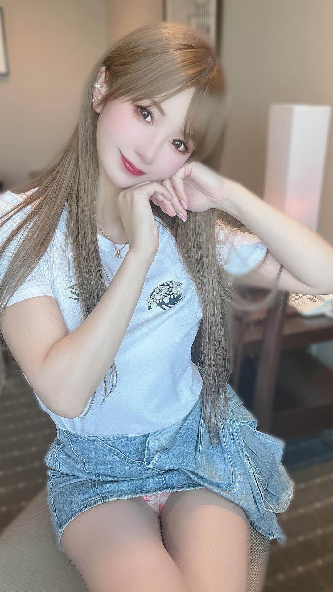 のインスタグラム：「おやすみ😴 #デニムコーデ  #ミニスカートコーデ」