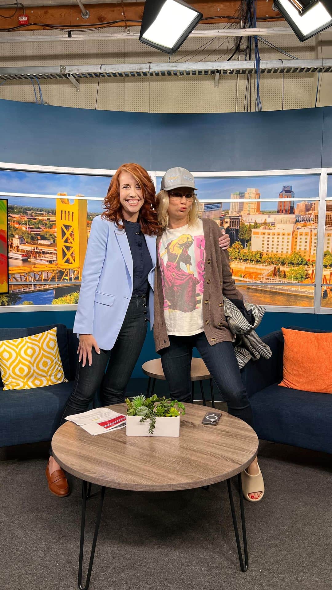 メアリー・リン・ライスカブのインスタグラム：「Check out this hard hitting informative news piece 🗞️ 🗣️😂🔥 @punchlinesac tonight and tomorrow with @heyjeffreyjay #fun #laughs #sacramento #standup #charity #24 #arresteddevelopment」
