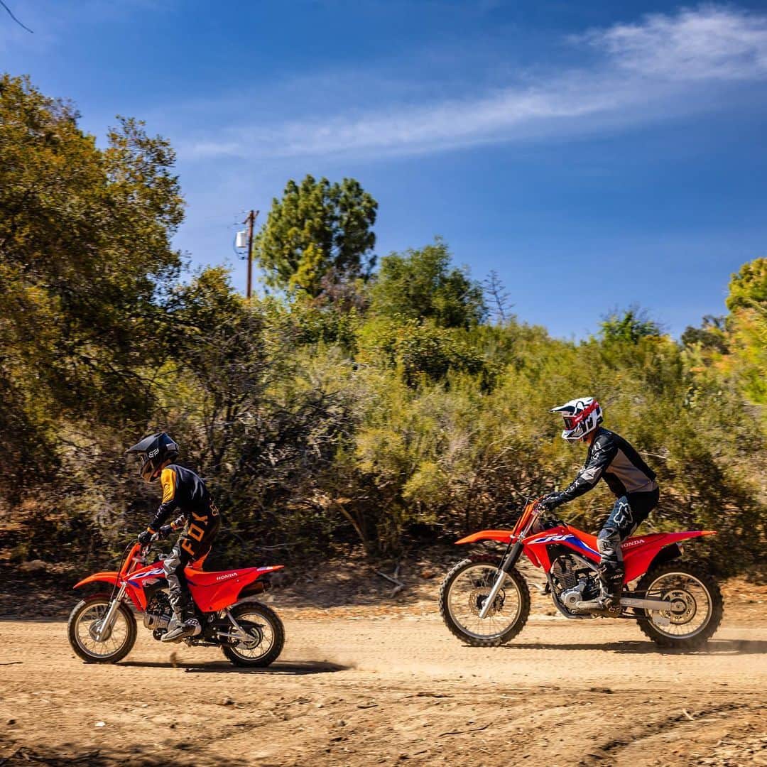 のインスタグラム：「There’s no shortage of digital distractions these days– So before your family gets lost in the virtual world, show them the real world on Honda’s family of rugged, reliable CRFs. 🌄 #BetterOnAHonda」