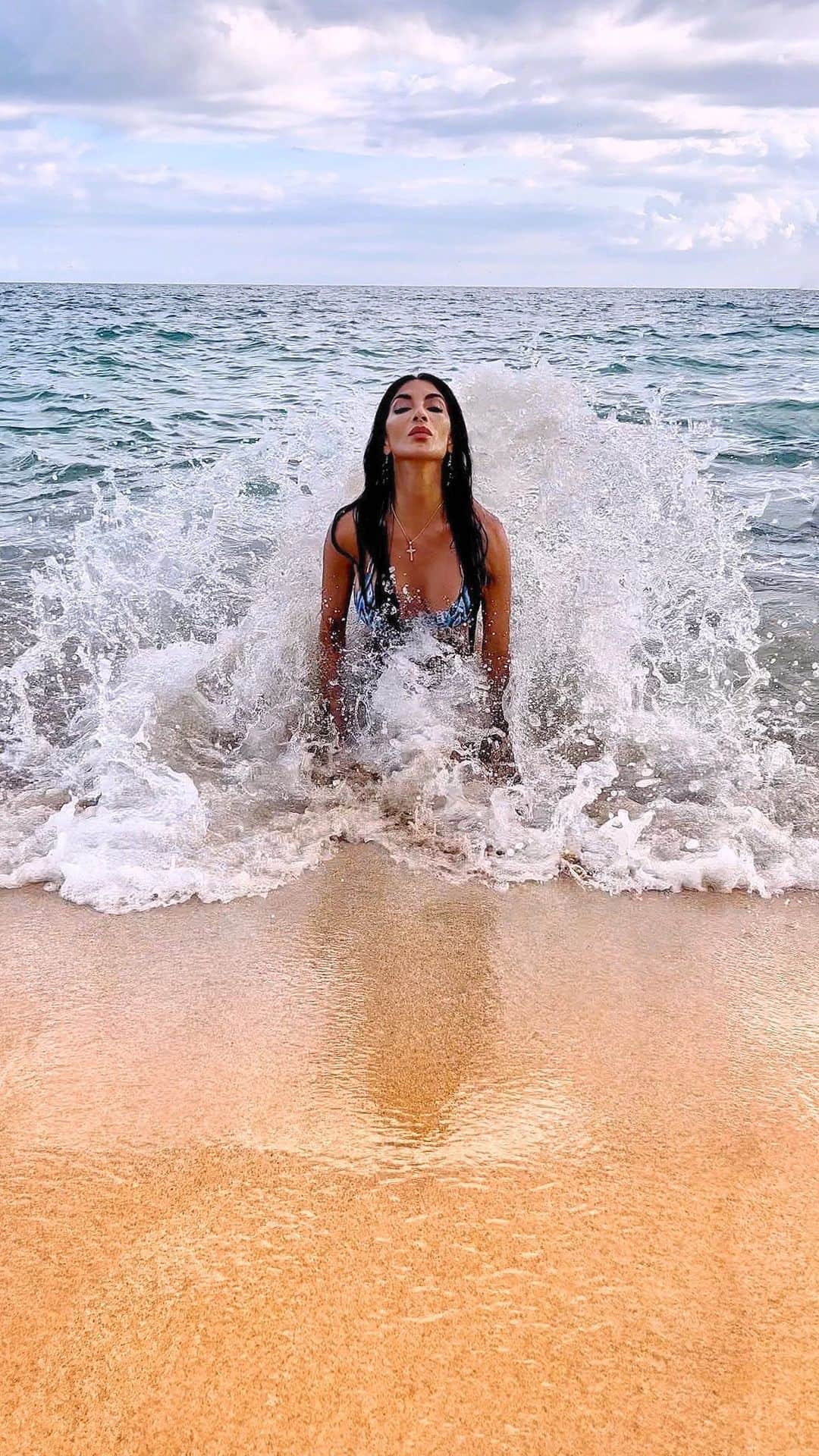 ニコール・シャージンガーのインスタグラム：「I wanna be where the people are… 🌊🧜🏽‍♀️」