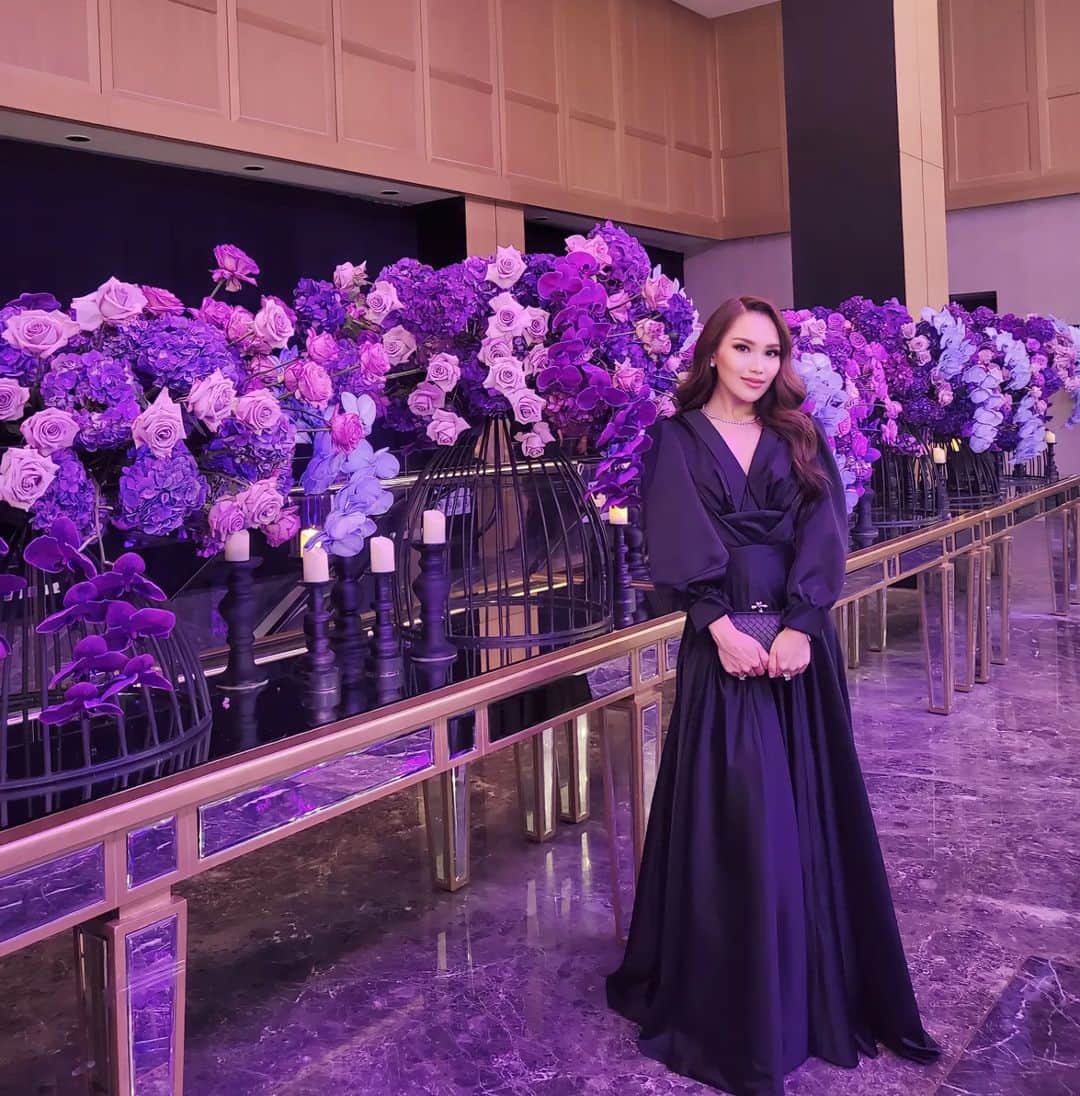 のインスタグラム：「💗 Gown custom @felissa_thung Make up @candrazhang Hair @kriznafahrezi  Styling @erichalamin」