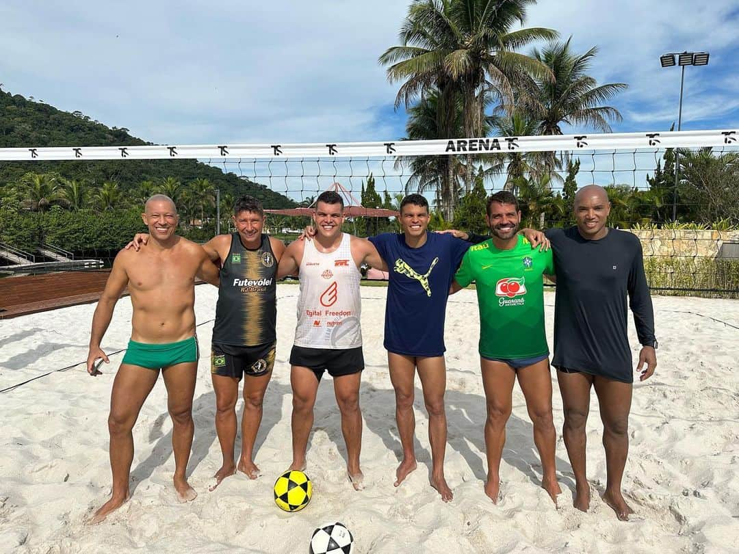 チアゴ・シルヴァのインスタグラム：「Foi estreiada a nova Quadra #TS3 🙏 #futvolei #amigos  É tão bom quando construimos amizades que nao se desgastam com a distancia nem tempo . Essas sim sao verdadeiras e eternas !! 🤙🏽👊🏽🙏🏽」