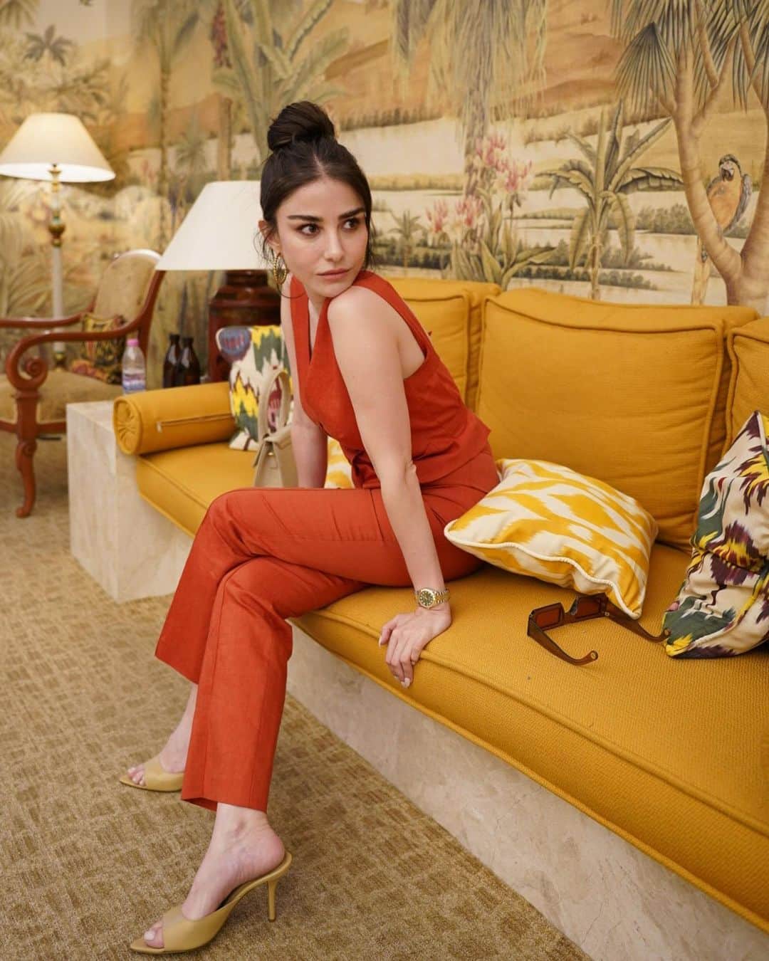 Ozge Gurelのインスタグラム：「Şuraya bi’ özlü söz olurdu aslında 🙄🧡」