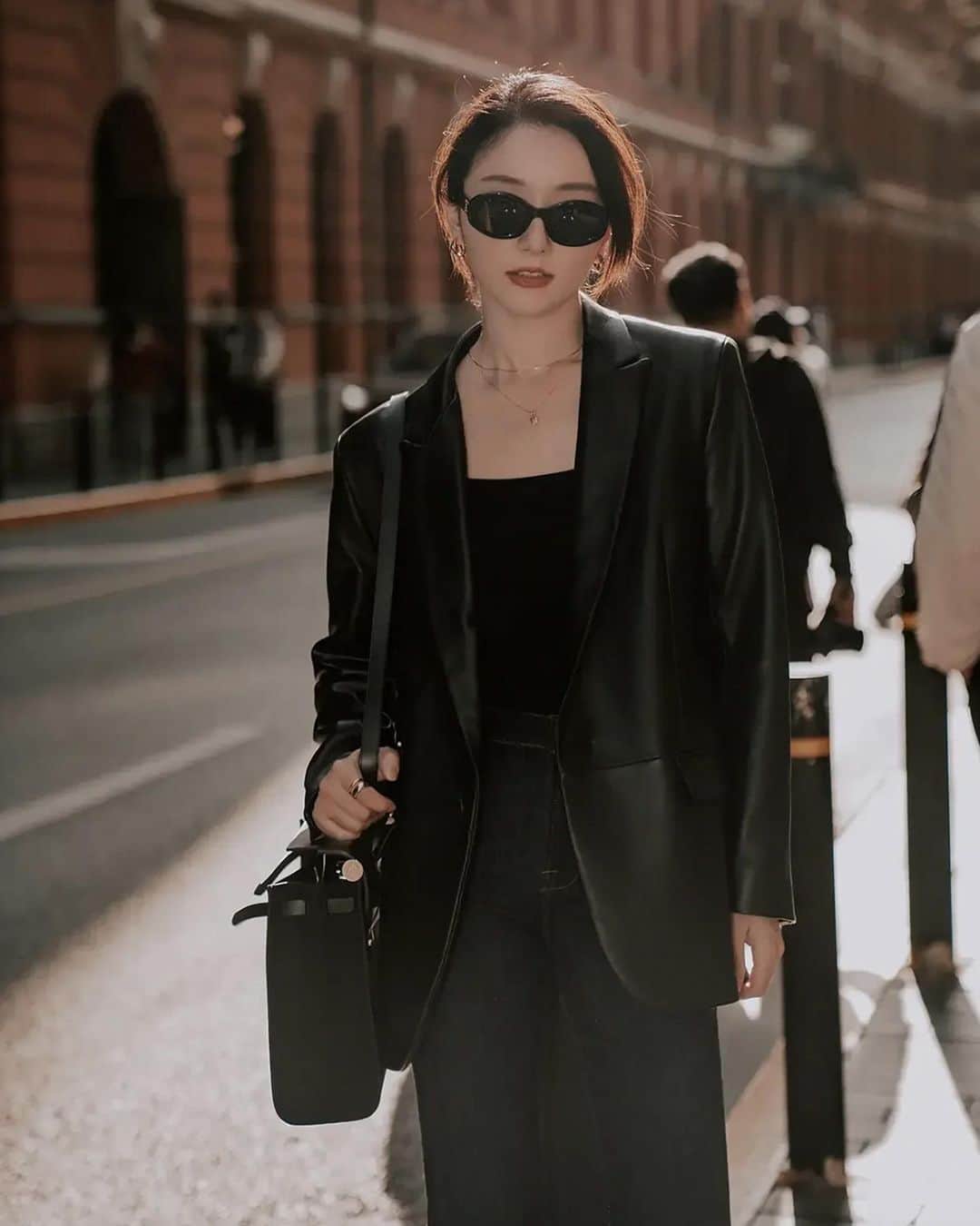 マッカージュのインスタグラム：「MONDE MACKAGE   Shuangmulin wears CAPRICE, a single-breasted leather blazer with a sleek single button closure. Waist flaps with reece pockets and peaked lapels nod to classic tailoring.   More on MACKAGE.COM   #MACKAGE #MONDEMACKAGE」