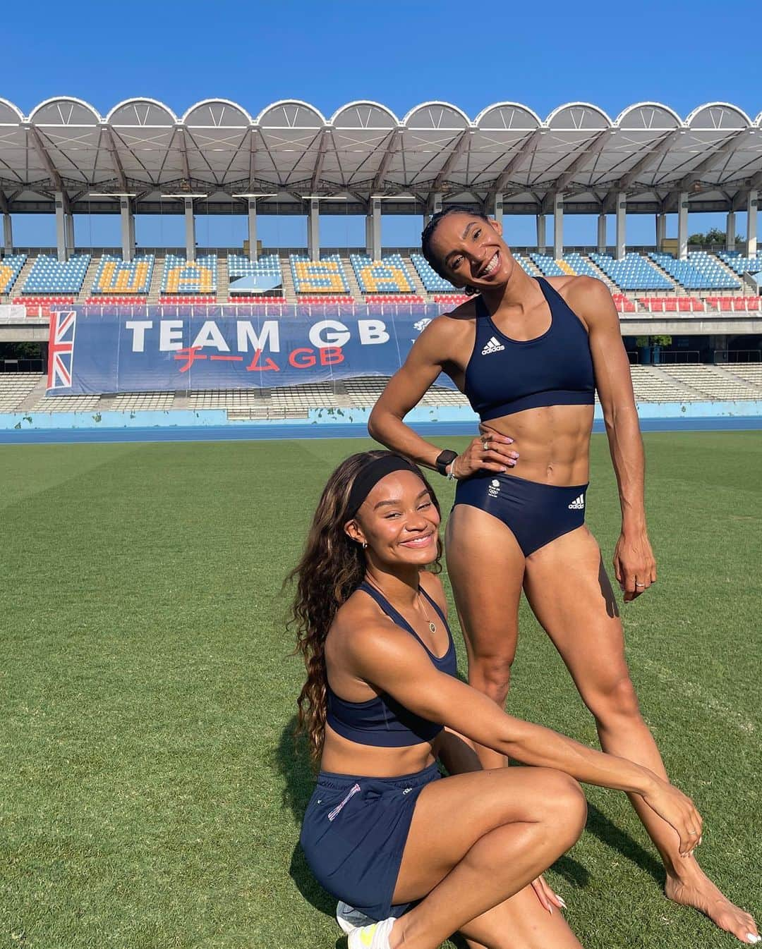 アシュリー・ネルソンさんのインスタグラム写真 - (アシュリー・ネルソンInstagram)「Happy Olympic Day !!!  I find it hard to believe it’s been 15 years since I went to my first Olympic Games in Beijing 2008!!!   There are so many stories. There are so many moments, but here’s some of my favourite bits from 2021 aka the Tokyo 2020 Olympics!!!  1. Finally escaping quarantine obligatory picture.   2. Finding out that a total random person ( nothing to do with Team GB or the Olympics ) tested positive for covid from the flight resulting in 10 athletes having to quarantine for 14 days. NONE OF US ATHLETES  WERE POSITIVE!!! 😡🤬😡  3. Continuing to train on the bike on my ROOM!  4. Day five of cabin fever!🥺  5. My favourite @imanilara  roomie ❤️  6. The last people to enter the village, getting a tour of the dining hall from the one and only @dinaashersmith 🫶🏾  7. Jumping on the bandwagon and testing out the cardboard beds. They were actually really comfortable😂  8. The amazing 4x100m women’s relay squad! (Struggling to see it was so bright lol) 🌞🕶️  9. Team GB athletes in the village watching the women’s 800 meter final! A legend was born @keely.hodgkinson 🌪️  10. ✌🏾🇯🇵  #olympics #tokyo #japan #tokyo2020 #travelphotography #sport #olympicday」6月24日 2時46分 - ashleighlnelson