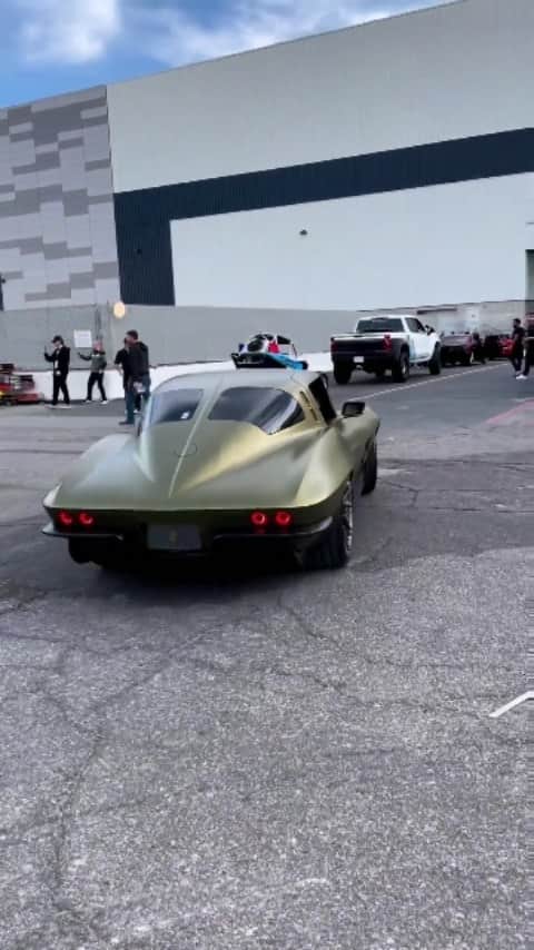 Classics Dailyのインスタグラム：「1963 Corvette. 📽️ Credit @keystoneautomotiveoperations / @eddiesrodandcustom _ #Classic #classics #Classiccar #classiccars #americanmuscle #Musclecar #Musclecars #car #corvette」