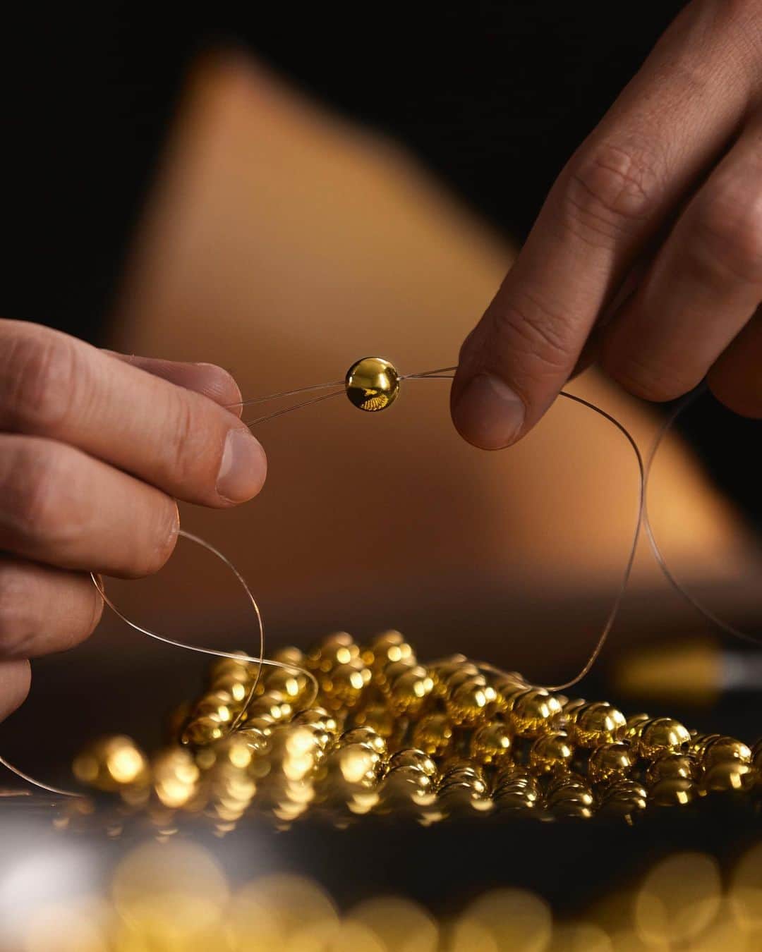 のインスタグラム：「Orchidée Impériale Black The Cream is transformed in Kevin Germanier's ultra-couture creation. Threaded one by one, each faceted bead comes to life when the string is pulled into place, adopting the outlines of an orchid petal. Like a goldsmith, Kevin Germanier meticulously positions each crystal on the lid of the the porcelain jar, which nestles at the heart of its golden throne in a limited-edition series of 15 individual pieces.​  @kevingermanier @swarovski  #Guerlain #OrchidéeImpériale #ExceptionalPiece」
