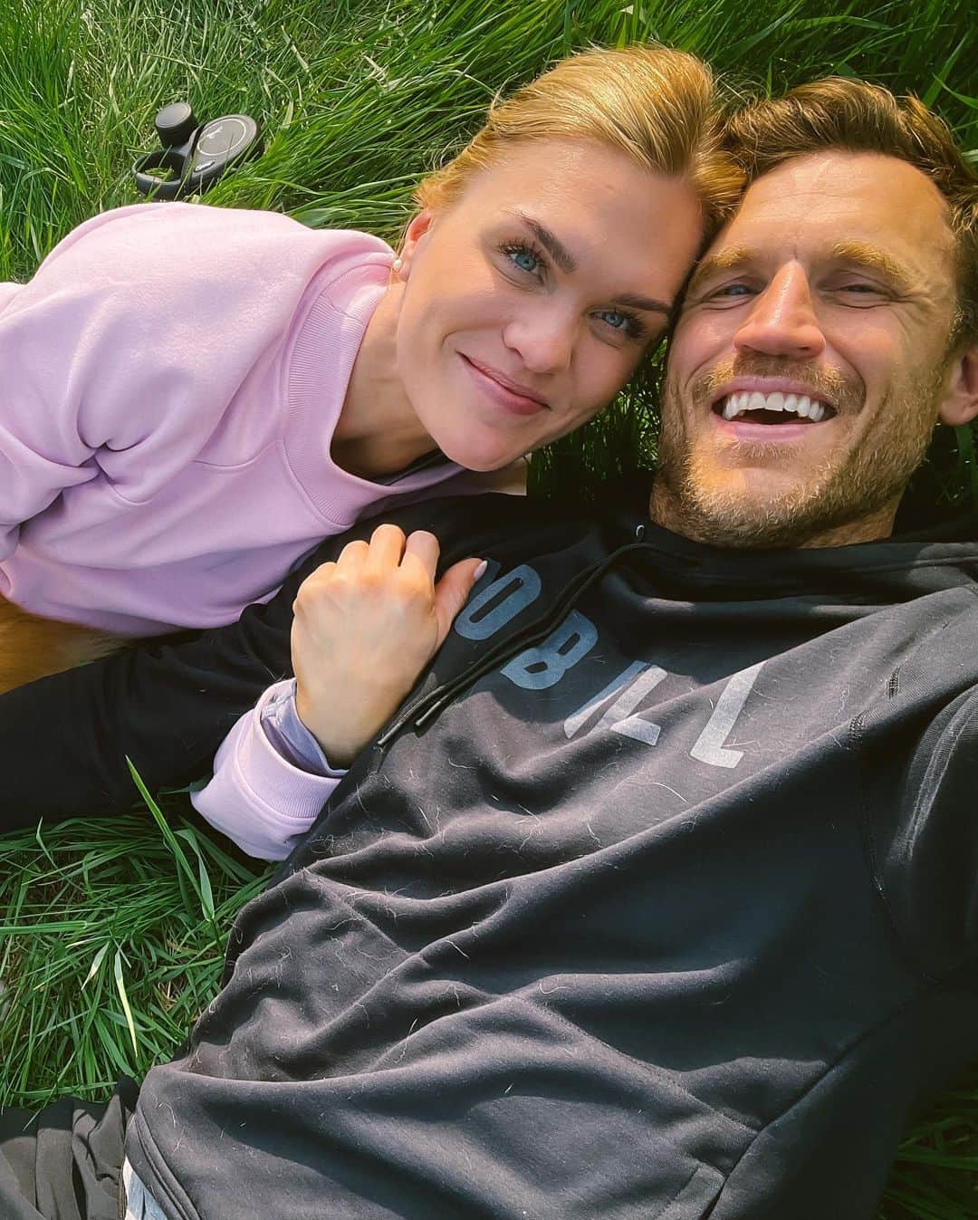 Katrin Tanja Davidsdottirさんのインスタグラム写真 - (Katrin Tanja DavidsdottirInstagram)「Happy birthday to the brightest light in my life & my favorite person to lay in the grass & just LAUGH with! ☀️🔥😍❤️☺️🫶🏼 It’s the greatest gift that I get to do life with you, @brookslaich !!   I am so excited to see what this decade brings for you: The best is yet to come my love - happy 40th!! (It looks REAL good on you 😮‍💨😏) Thank you for being you & for all that you embody - I love you with all my heart ❤️ &&& so do our bestest boys 🐺🦁🤭 xxx」6月24日 3時06分 - katrintanja