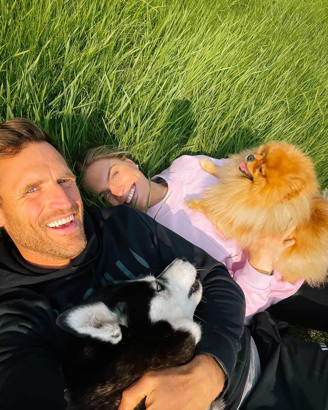 Katrin Tanja Davidsdottirのインスタグラム：「Happy birthday to the brightest light in my life & my favorite person to lay in the grass & just LAUGH with! ☀️🔥😍❤️☺️🫶🏼 It’s the greatest gift that I get to do life with you, @brookslaich !!   I am so excited to see what this decade brings for you: The best is yet to come my love - happy 40th!! (It looks REAL good on you 😮‍💨😏) Thank you for being you & for all that you embody - I love you with all my heart ❤️ &&& so do our bestest boys 🐺🦁🤭 xxx」