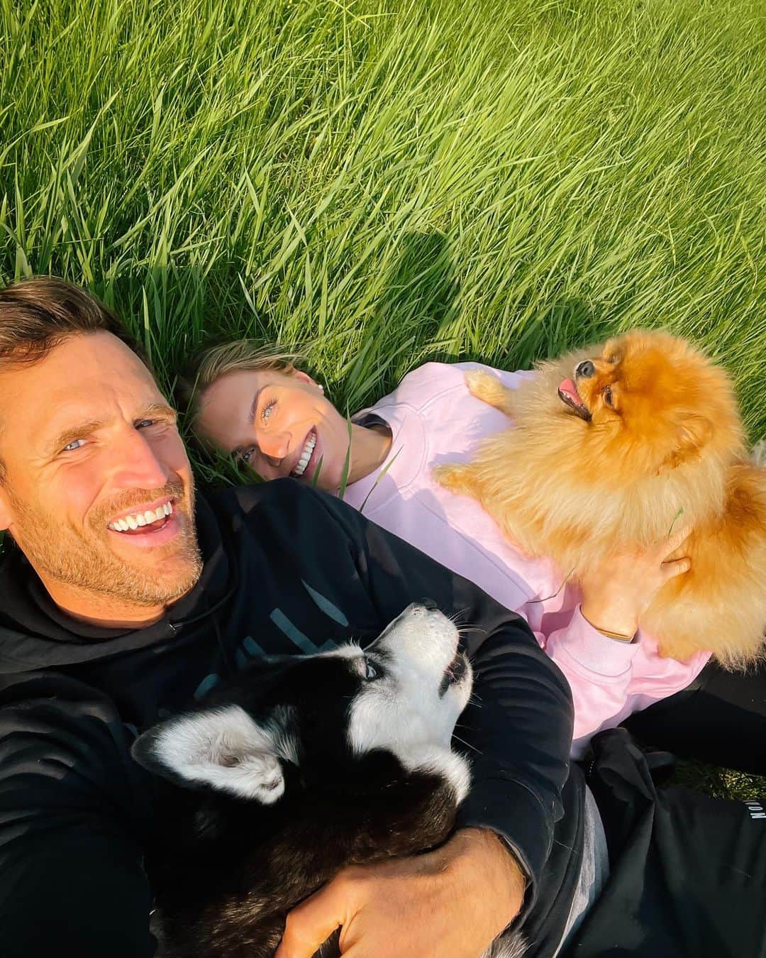 のインスタグラム：「Happy birthday to the brightest light in my life & my favorite person to lay in the grass & just LAUGH with! ☀️🔥😍❤️☺️🫶🏼 It’s the greatest gift that I get to do life with you, @brookslaich !!   I am so excited to see what this decade brings for you: The best is yet to come my love - happy 40th!! (It looks REAL good on you 😮‍💨😏) Thank you for being you & for all that you embody - I love you with all my heart ❤️ &&& so do our bestest boys 🐺🦁🤭 xxx」