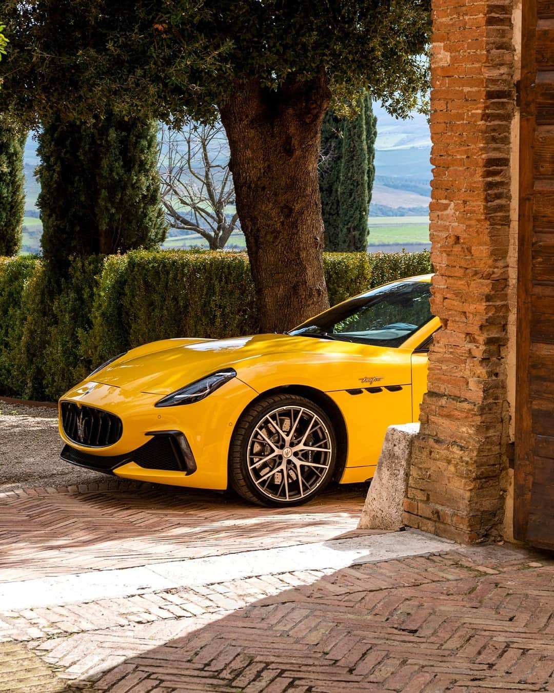 マセラティのインスタグラム：「An extraordinary Italian journey is about to unfold. ⁣ The Others Just Travel.⁣ #MaseratiGranTurismo #Maserati」