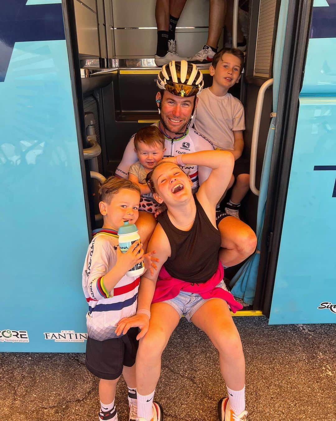 マーク・カヴェンディッシュのインスタグラム：「Flashback a month to Giro d’Italia, with nearly enough of our kids to make a full team. 🤣🥰🥰🥰🥰  📸 @petatoddlar ❤️」