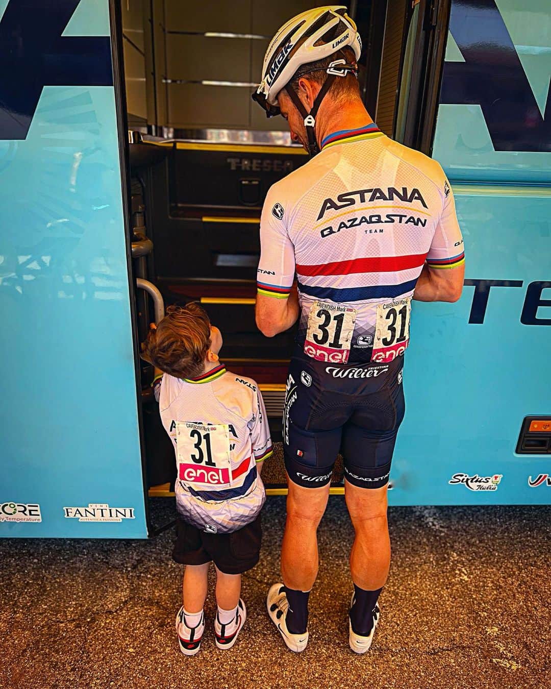 マーク・カヴェンディッシュさんのインスタグラム写真 - (マーク・カヴェンディッシュInstagram)「Flashback a month to Giro d’Italia, with nearly enough of our kids to make a full team. 🤣🥰🥰🥰🥰  📸 @petatoddlar ❤️」6月24日 3時21分 - markcavendish