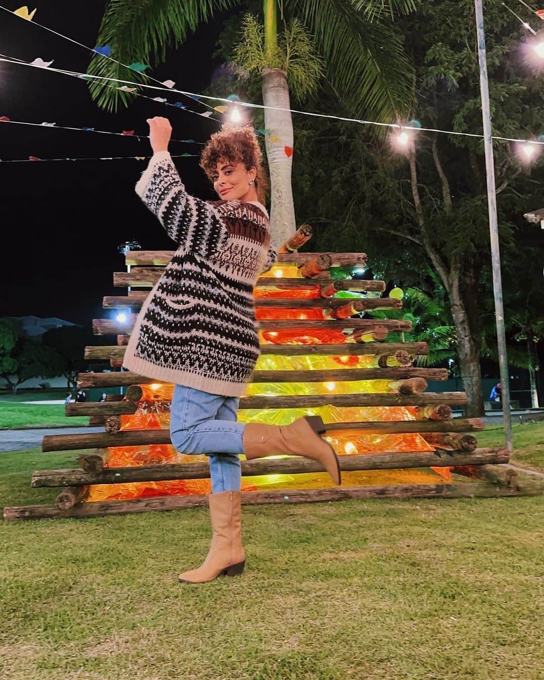 ジュリアナ・パエスのインスタグラム：「Minha bota country da @dakotacalcados já tá pronta para arrasar nas festividades juninas! 🔥👒  Me conta aqui qual a animação de vocês pras festas juninas 👇  #minhadakota #meuparperfeitopraserfeliz #outonoinverno2023 #meuparperfeitodakota」