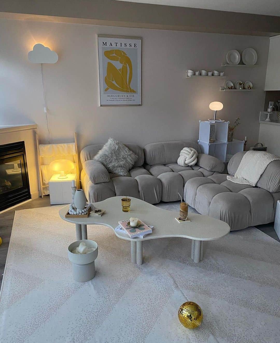 My Interiorのインスタグラム：「The couch statement by homebyemem 🤩」