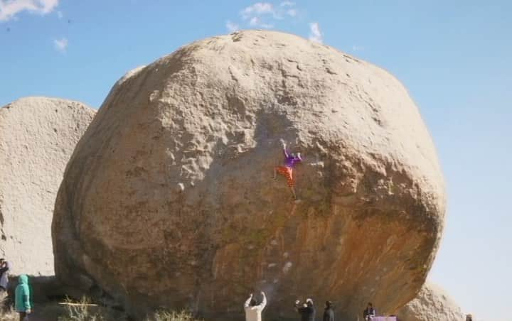 白石阿島のインスタグラム：「From some time ago - climbing on one of my favorite boulders in Payahuunadü.   📍on Nüümü and Newe land  @nickhodge video & @bumblemeek edit ⭐️🪄  @arcteryx」